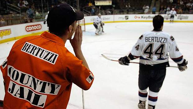 todd-bertuzzi-fan.jpg
